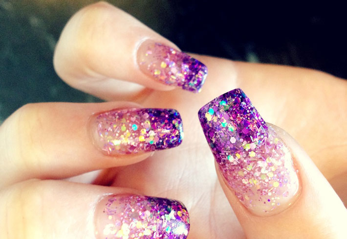 Lila glitter naglar